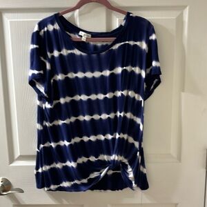 Women’s knotted  t-shirt